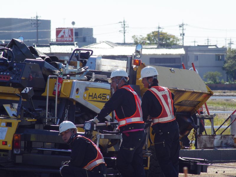 地域社会に貢献するロードワークスの舗装工事