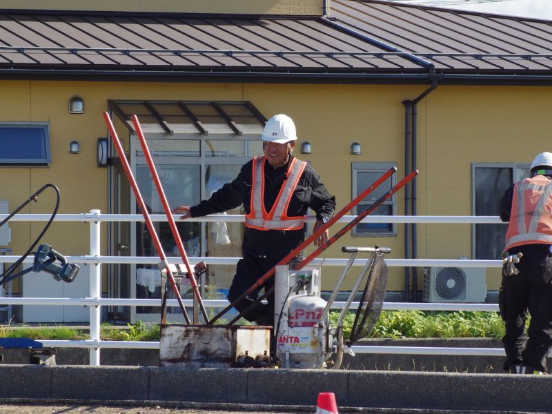 石川県白山市の舗装会社ロードワークスの先輩社員。休憩中に笑顔を見せる様子から、働きやすい職場の雰囲気が伝わります（求人）